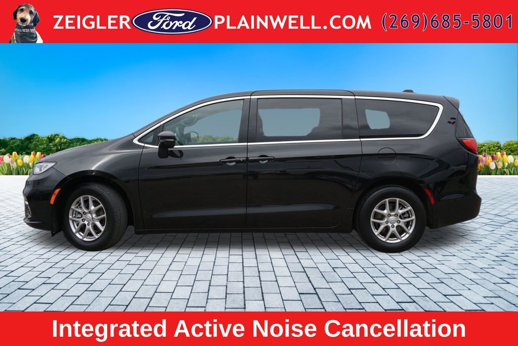 Used 2025 Chrysler Pacifica Select FWD image 2