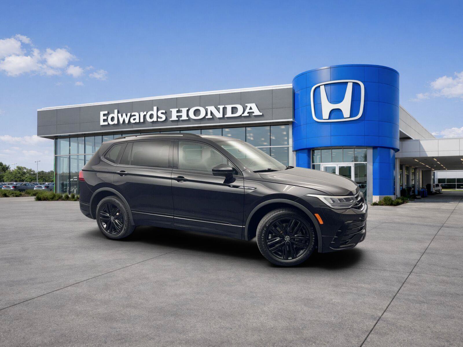 Used 2022 Volkswagen Tiguan SE R-Line FWD image 1