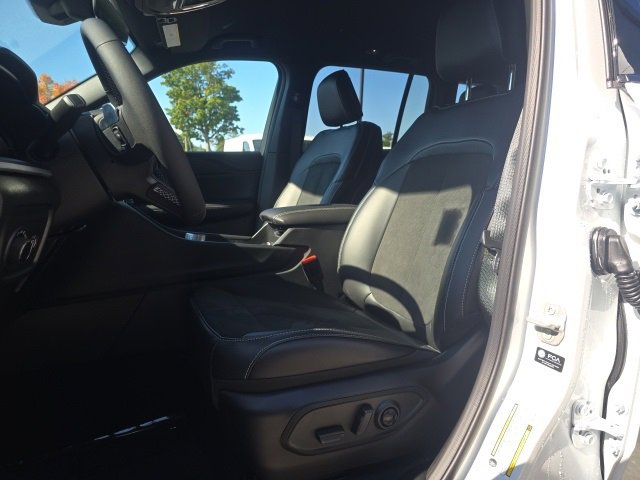 New 2025 Jeep Grand Cherokee Altitude image 9