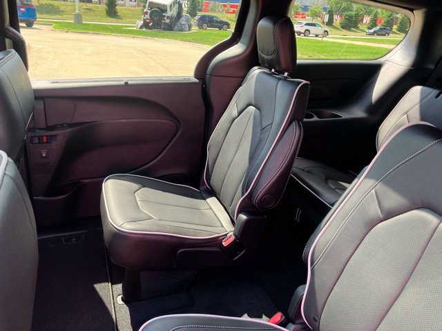 New 2027 Chrysler Pacifica Limited AWD/4WD image 24