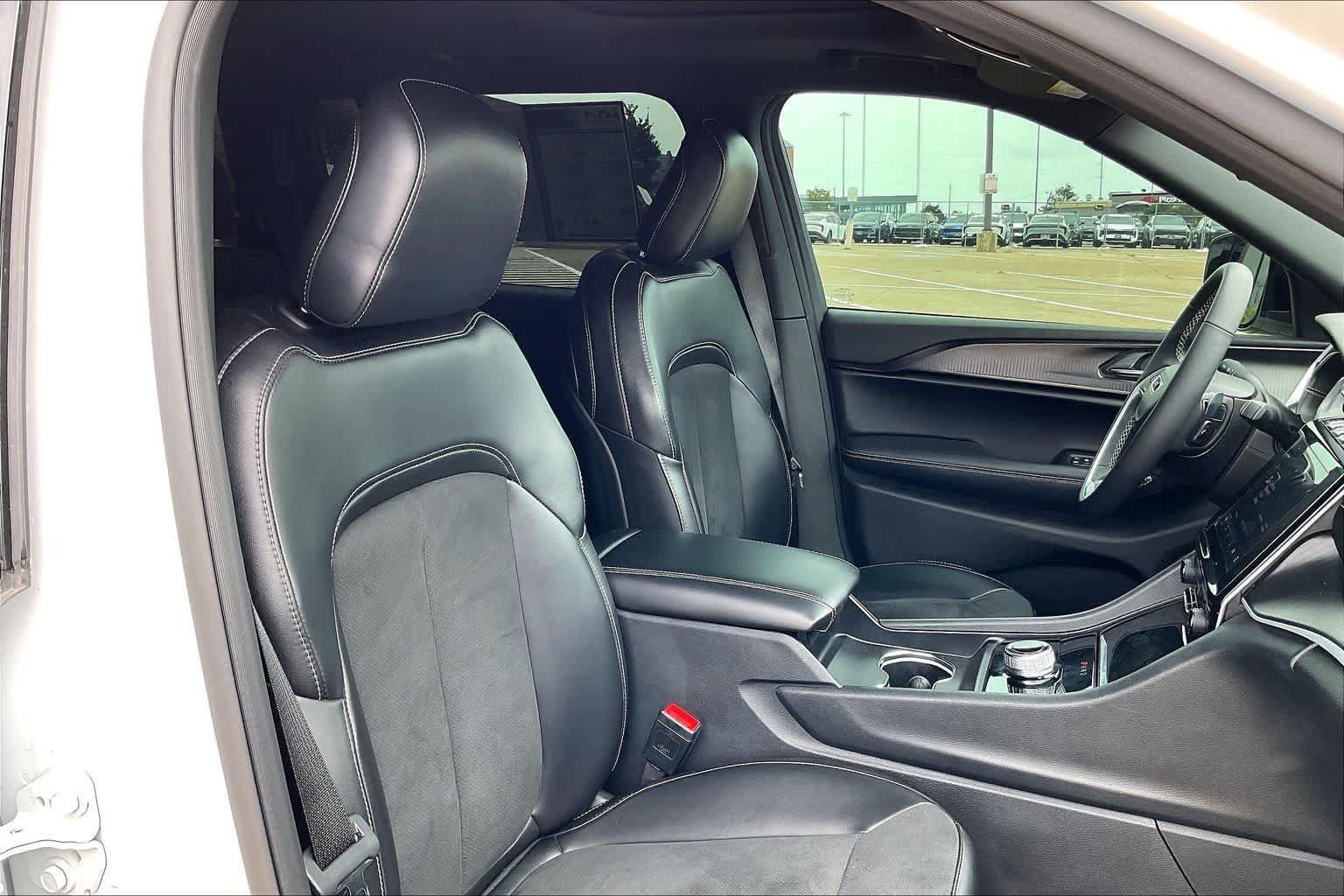 Used 2025 Jeep Grand Cherokee L Altitude RWD image 11