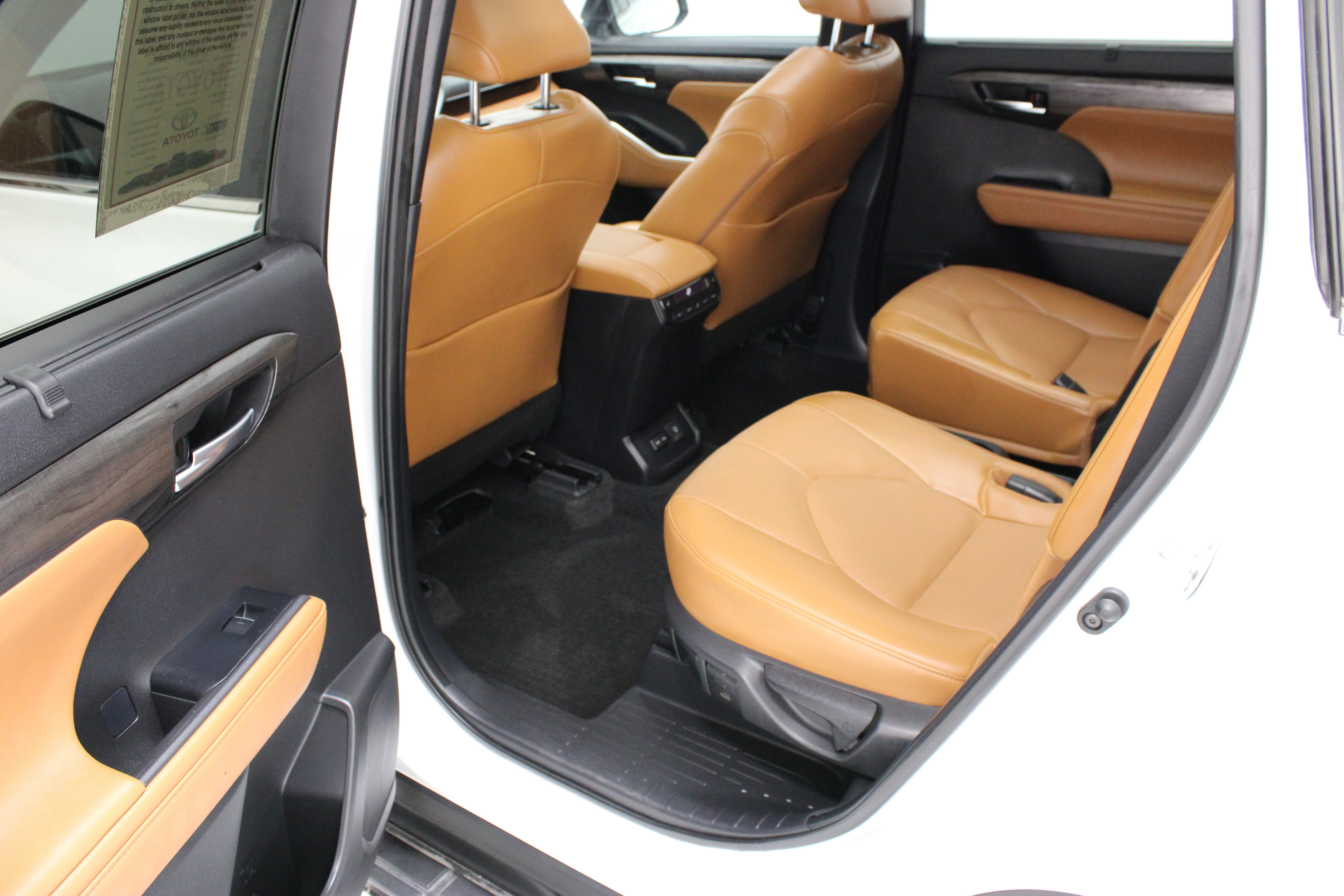 Used 2024 Toyota Highlander Platinum FWD image 30