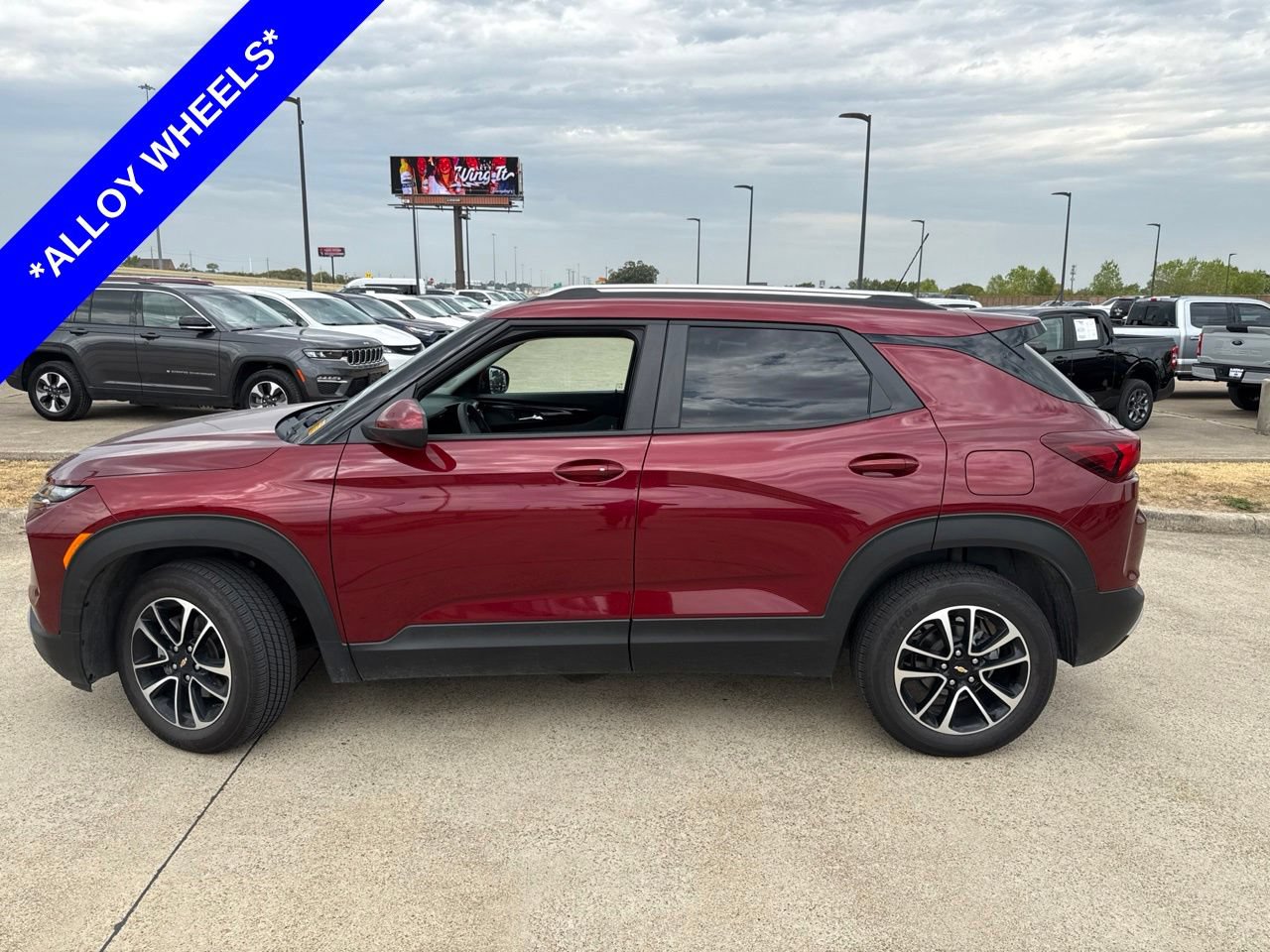 Used 2025 Chevrolet TrailBlazer LT AWD/4WD image 3