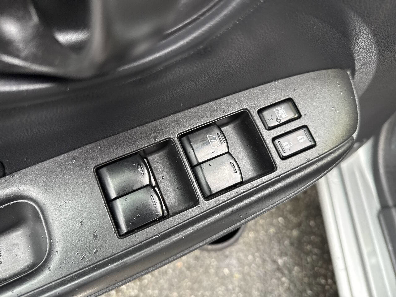 Used 2012 Nissan Versa SV image 29