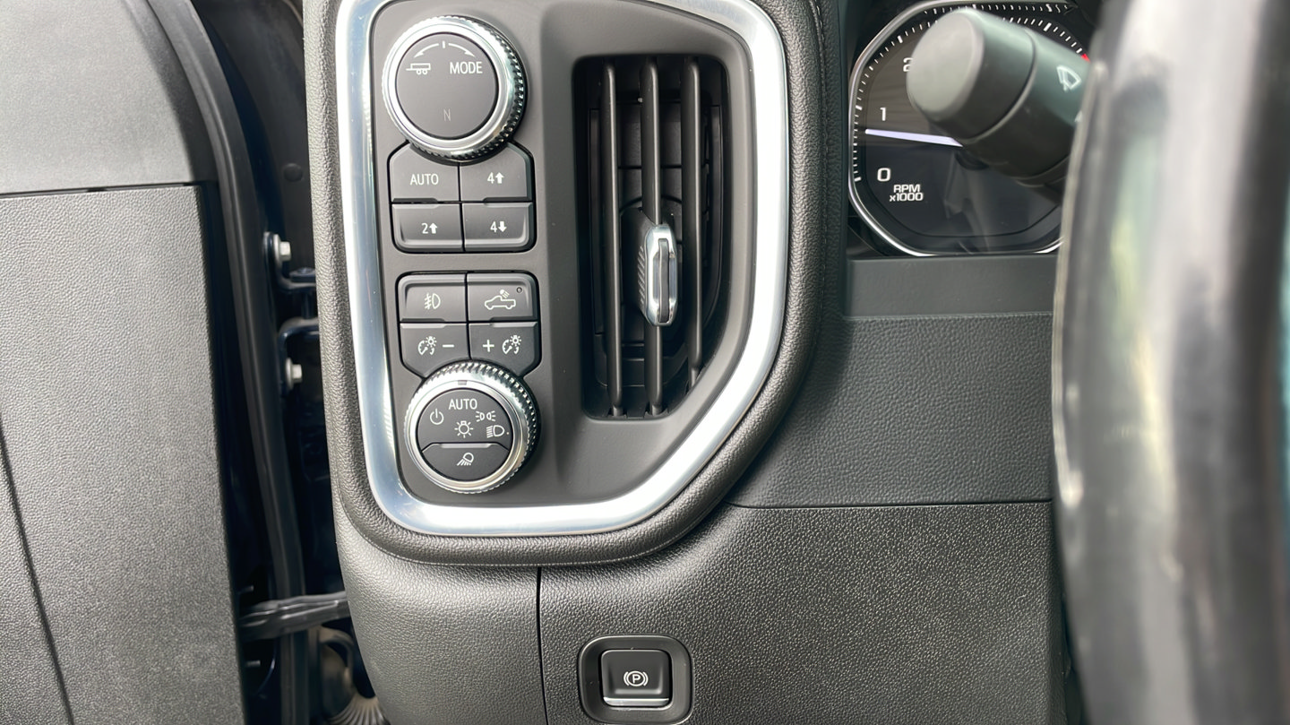 Used 2022 GMC Sierra 3500 SLT w/ Gooseneck/5TH Wheel Package AWD/4WD image 36