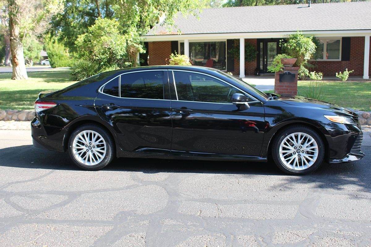 Used 2018 Toyota Camry XLE FWD image 3