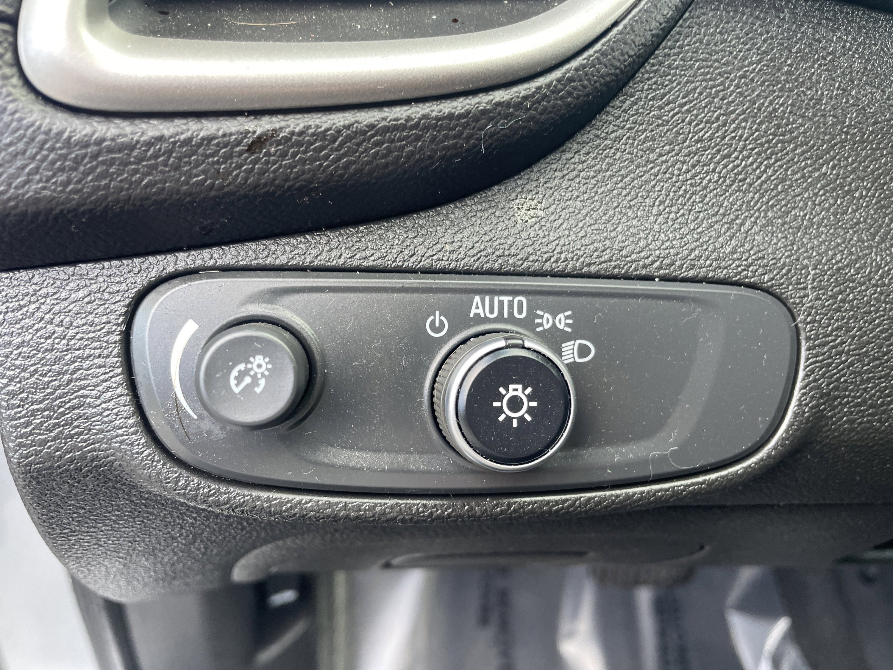 Used 2020 Chevrolet Trax LT w/ LT Convenience Package image 16