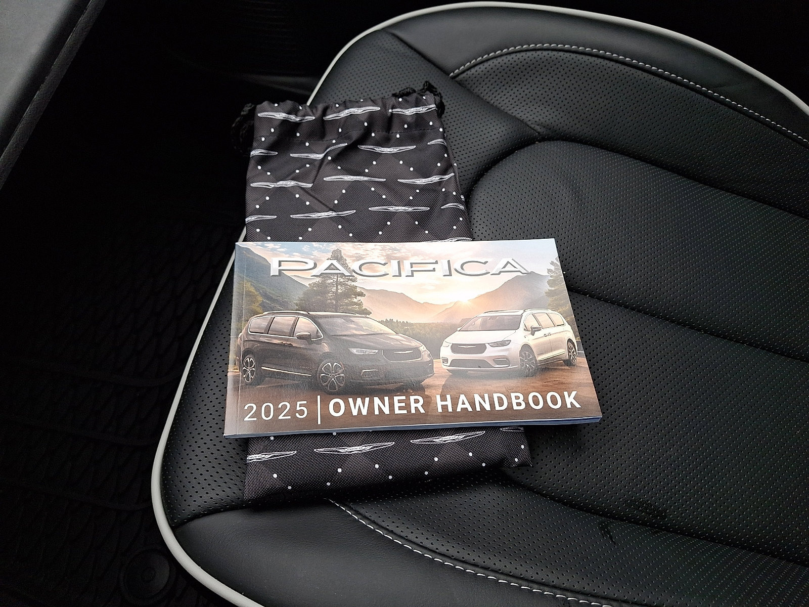 Used 2025 Chrysler Pacifica Premium image 26