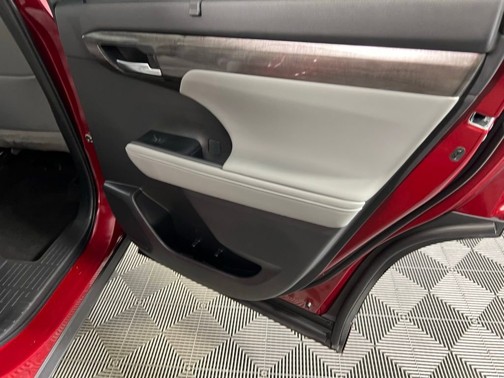 Used 2024 Toyota Highlander Platinum image 28