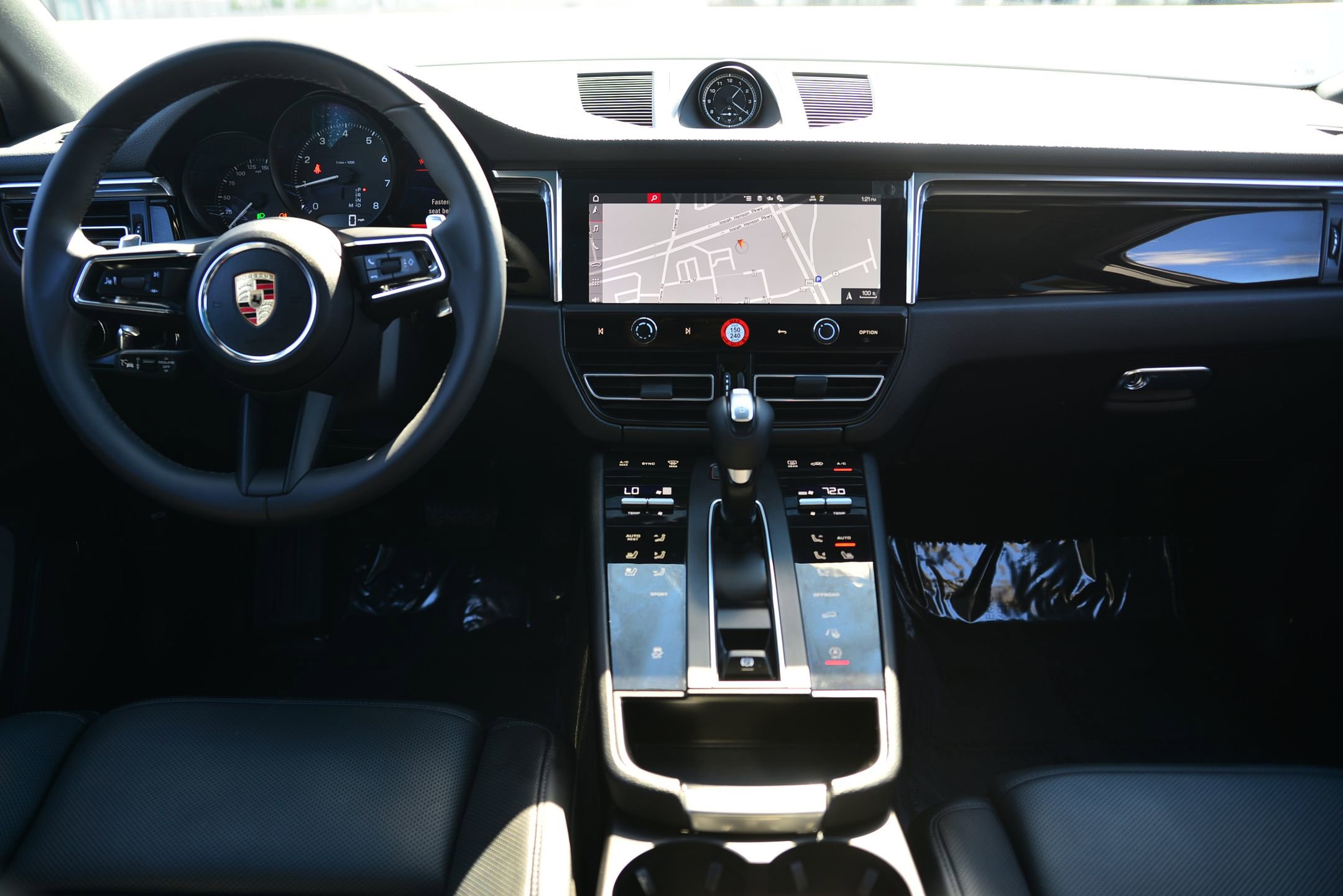 Certified 2025 Porsche Macan image 17