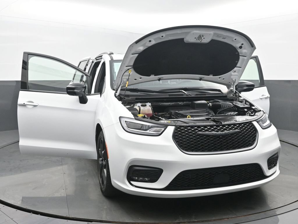 Used 2025 Chrysler Pacifica Limited image 52