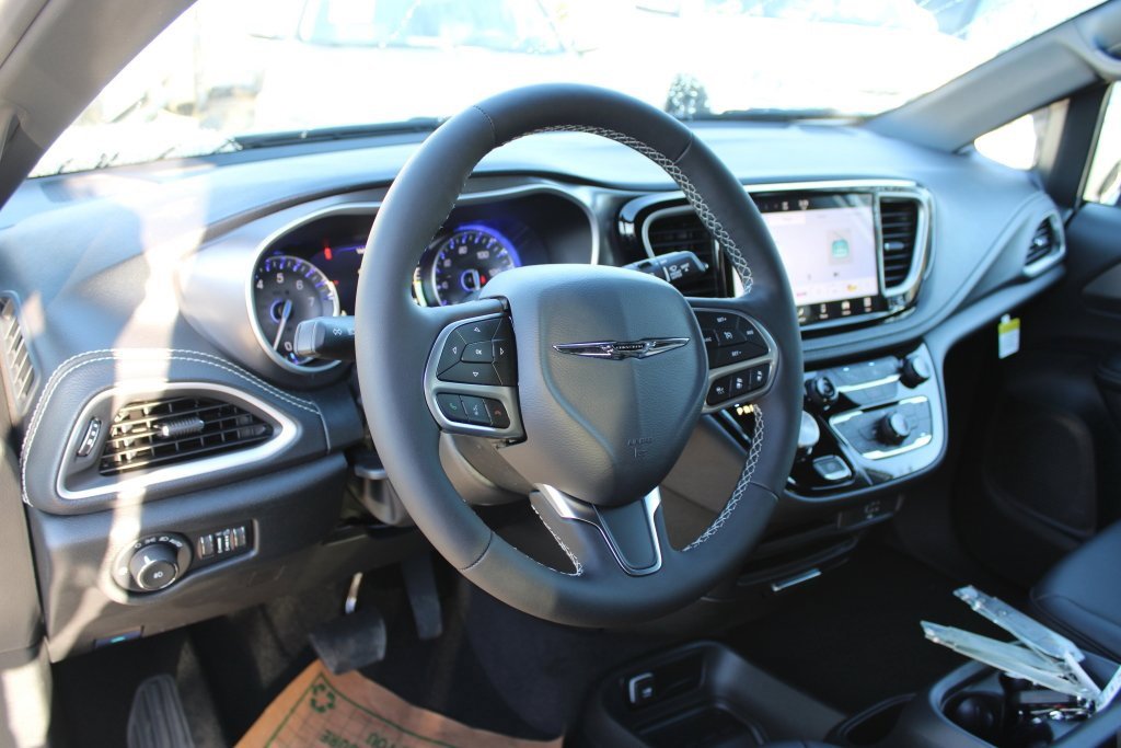 New 2026 Chrysler Pacifica Select image 12
