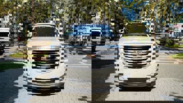 Used 2019 Cadillac Escalade ESV Premium Luxury image 4