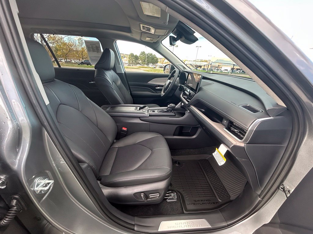 Used 2026 Toyota Grand Highlander AWD image 32
