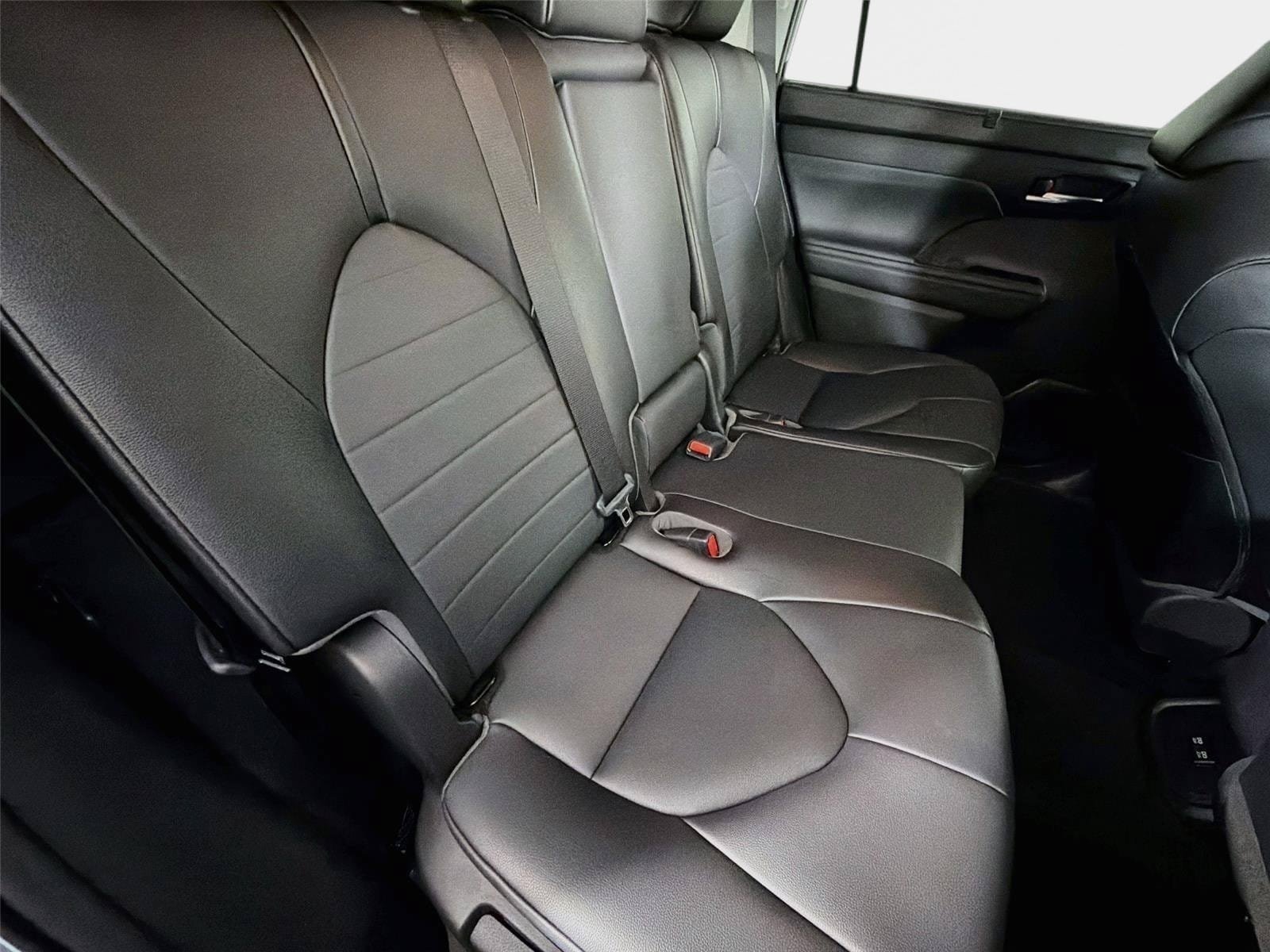 Used 2021 Toyota Highlander XLE FWD image 27