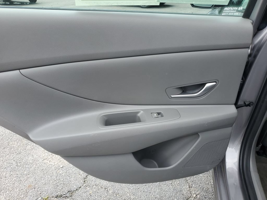 Used 2025 Hyundai Elantra SE FWD image 9