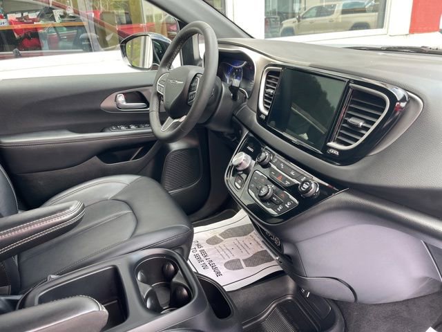 Used 2025 Chrysler Pacifica Select FWD image 8