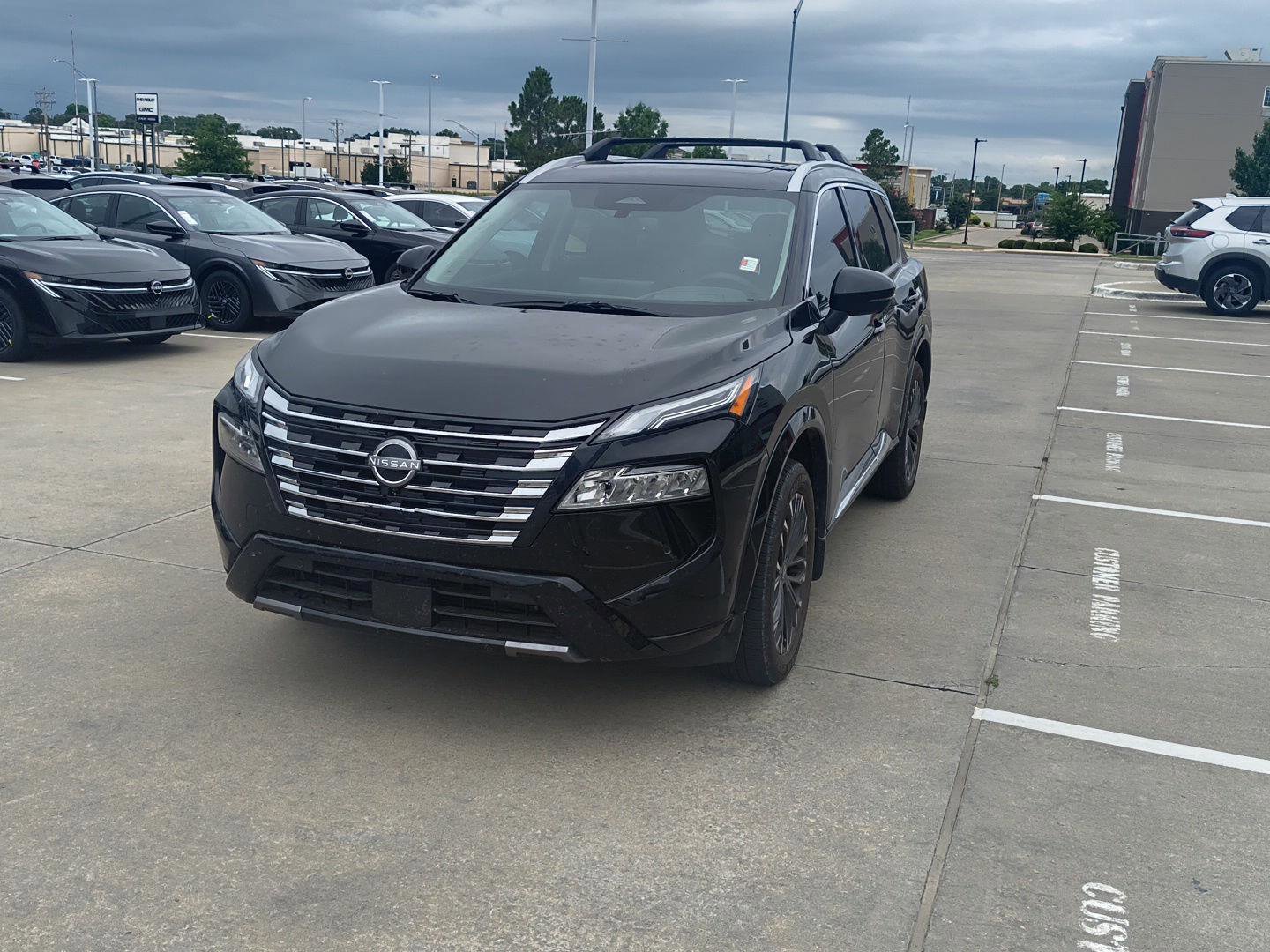 Used 2025 Nissan Rogue Platinum w/ Platinum Premium Package FWD image 3