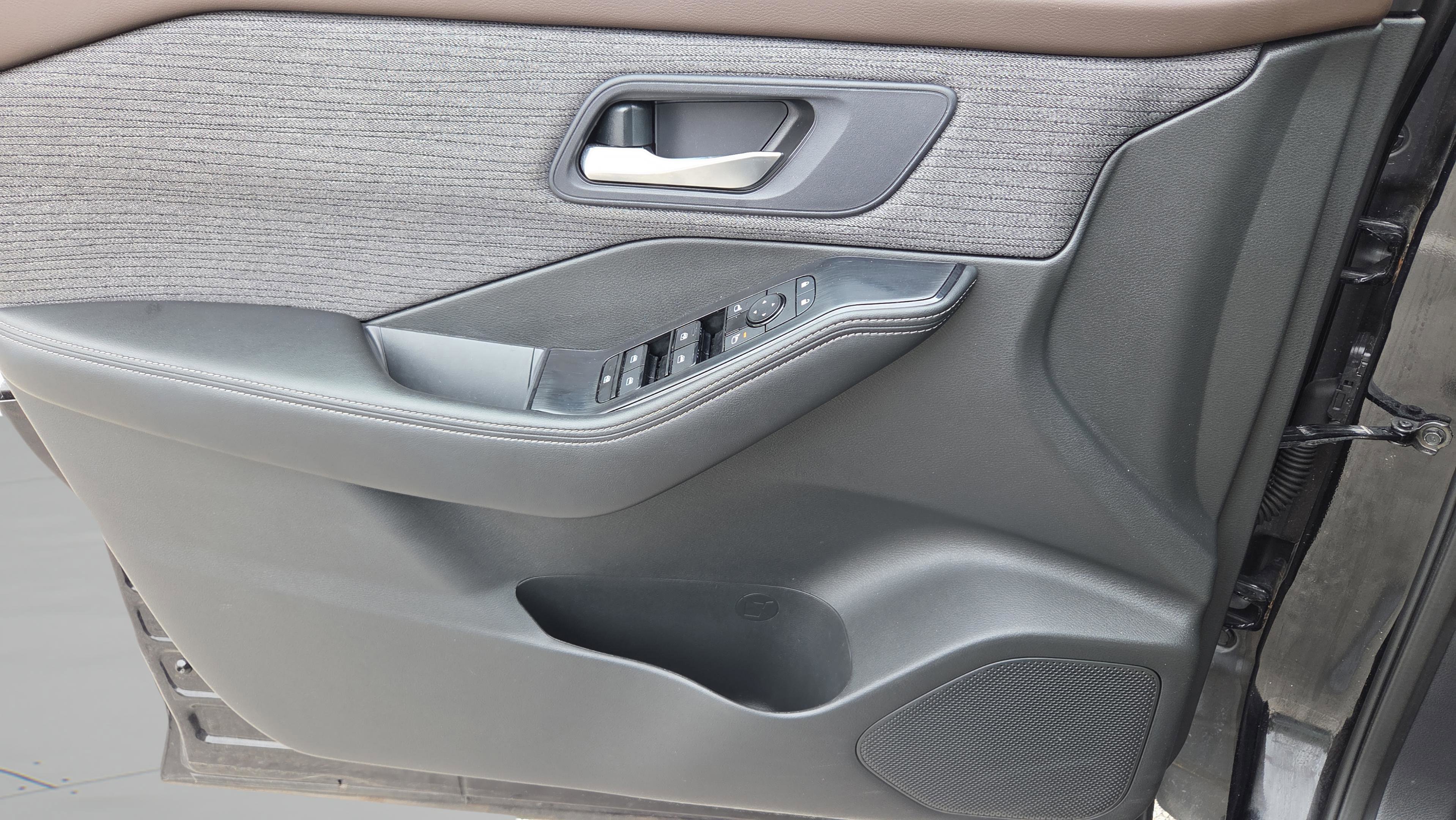 Used 2023 Nissan Rogue SV image 11