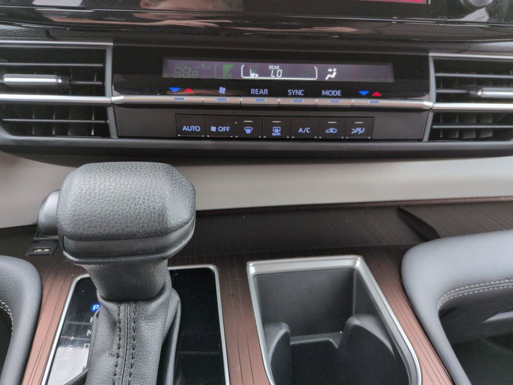 Used 2024 Toyota Sienna LE FWD image 18