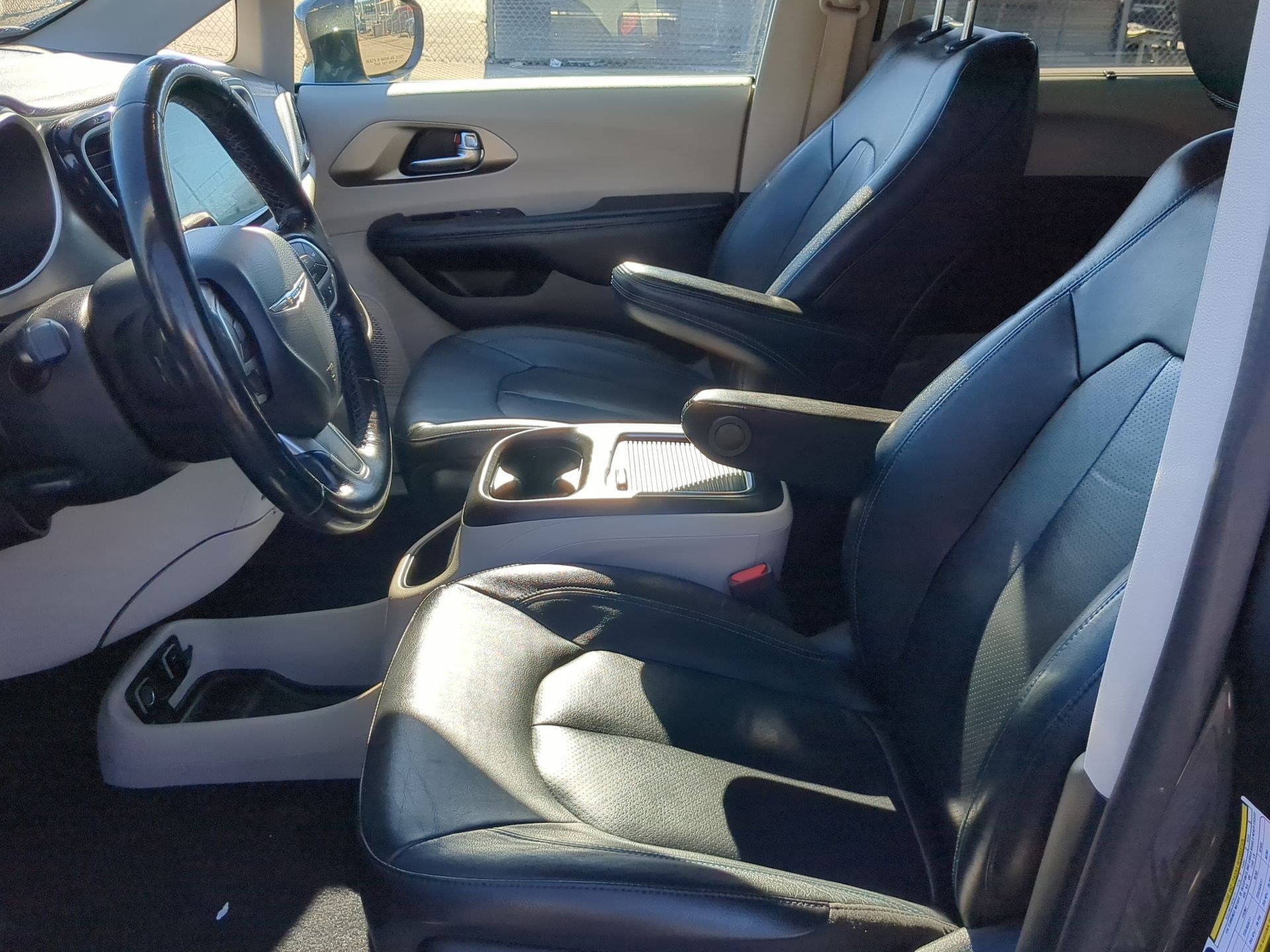 Used 2021 Chrysler Pacifica Touring-L image 15
