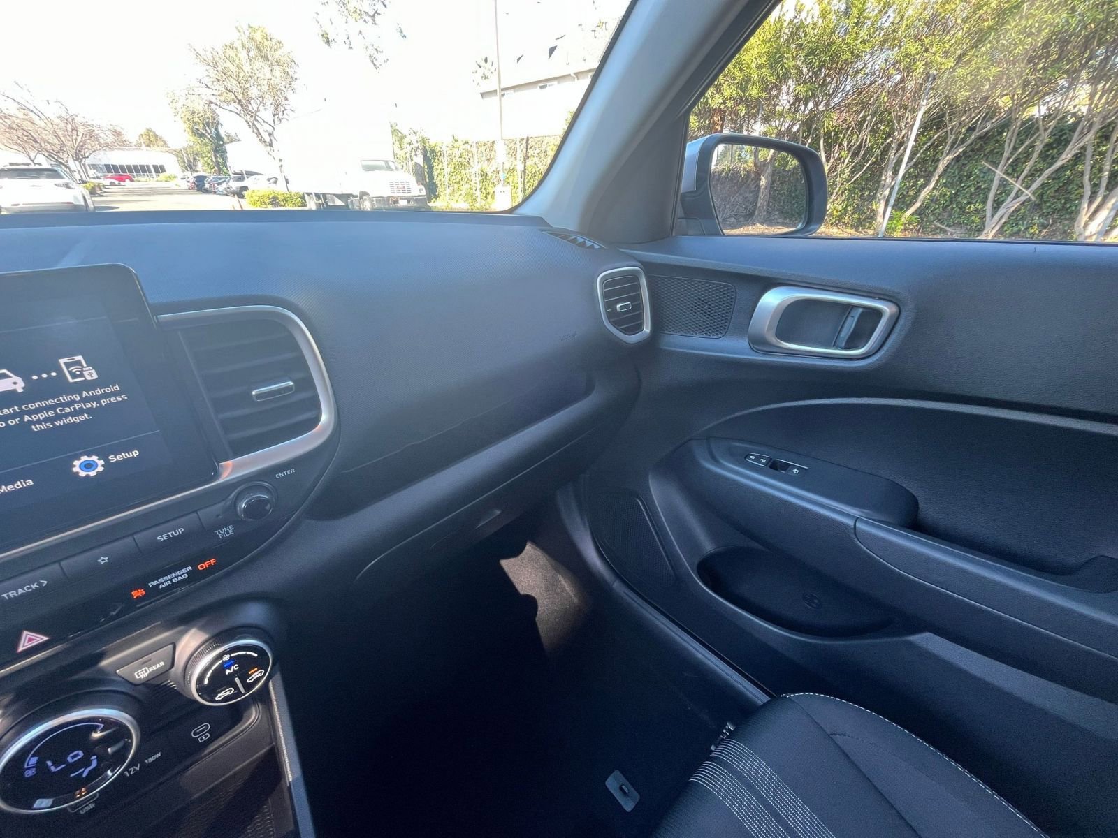 Used 2025 Hyundai Venue SEL image 34