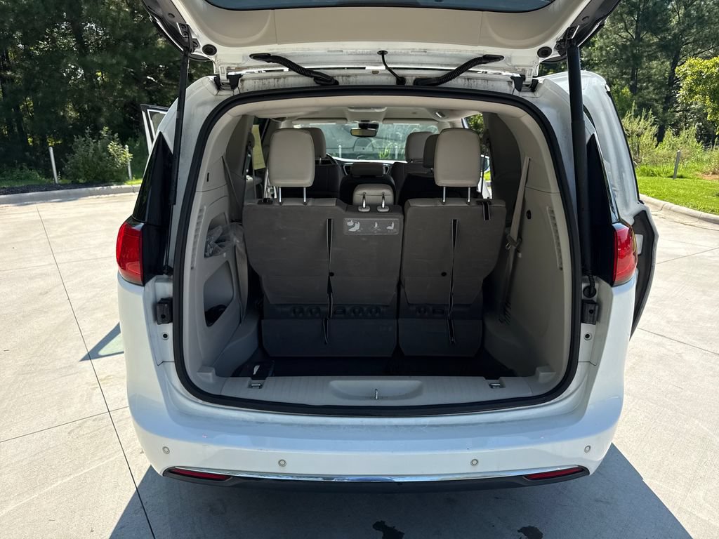 Used 2019 Chrysler Pacifica Touring-L w/ Advanced Safetytec Group FWD image 32