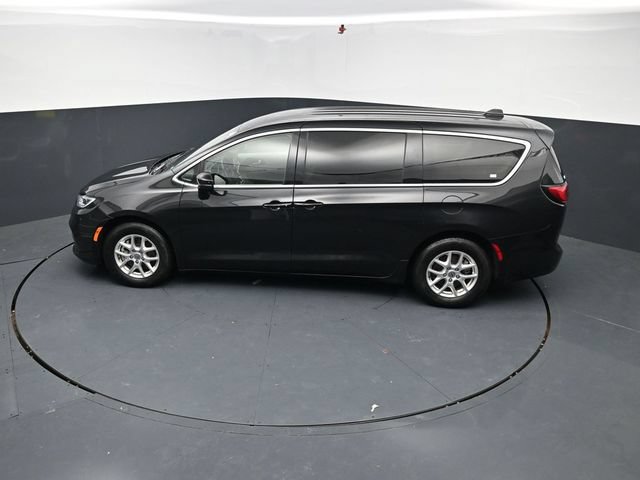 Used 2023 Chrysler Pacifica Touring-L FWD image 37