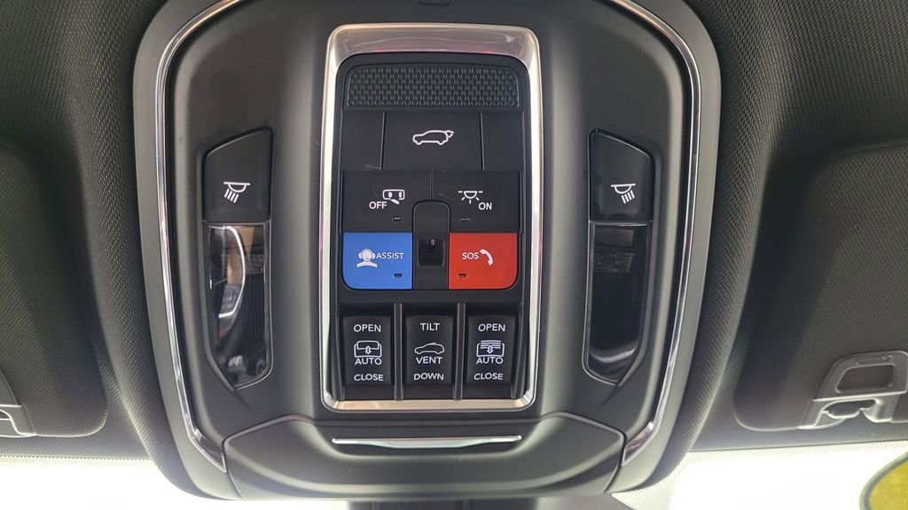 Used 2022 Jeep Grand Cherokee Trailhawk w/ Luxury Tech Group III image 30