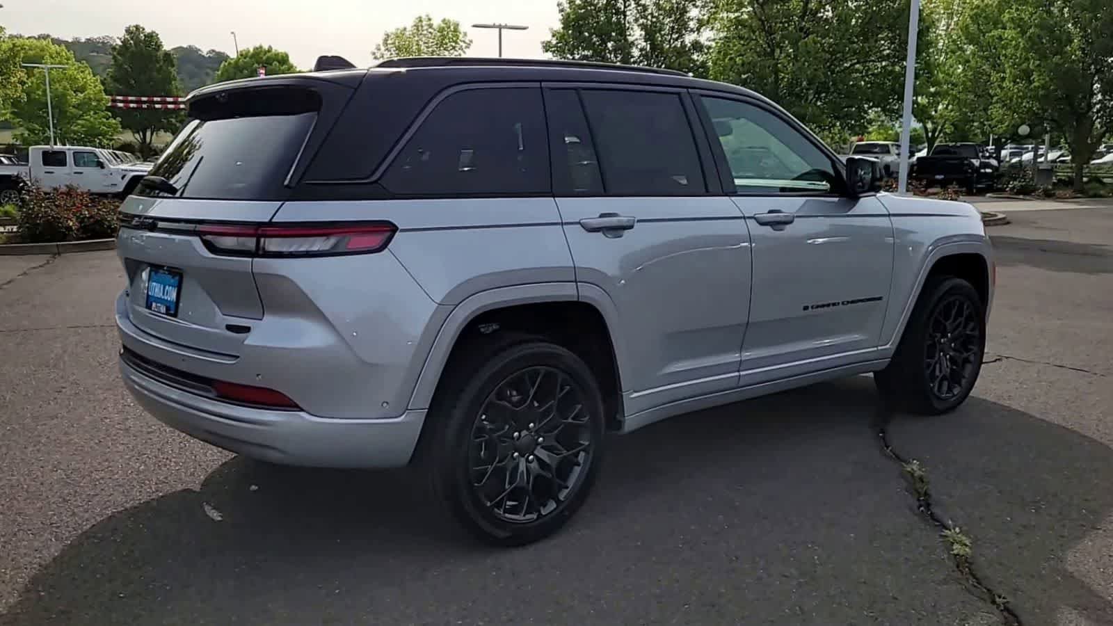 New 2026 Jeep Grand Cherokee Summit AWD/4WD image 8