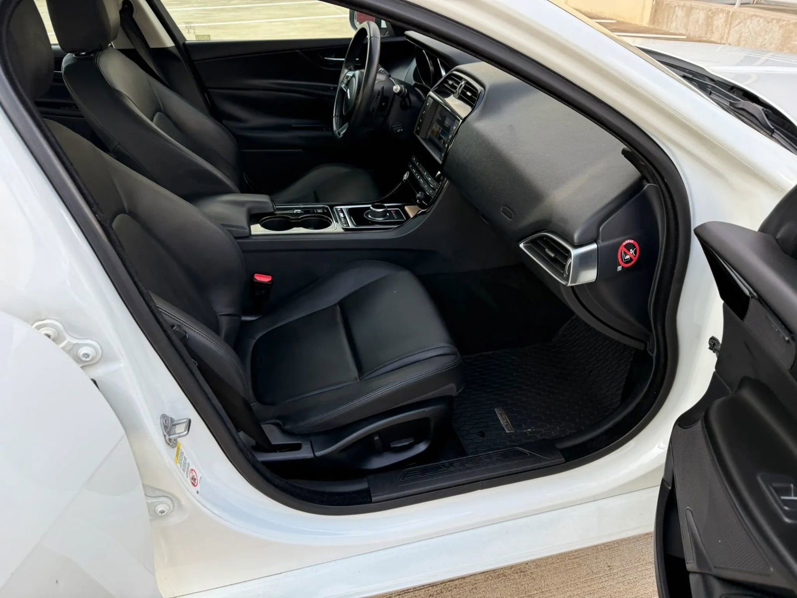 Used 2017 Jaguar XE Premium image 18