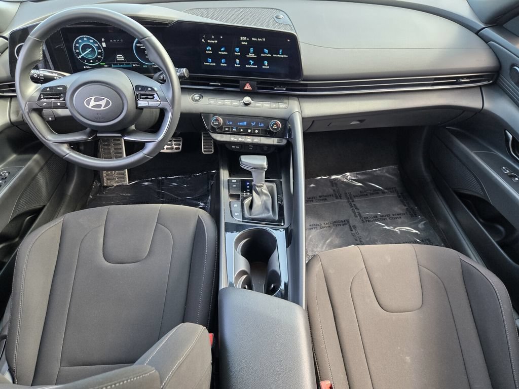 Certified 2025 Hyundai Elantra SEL FWD image 12