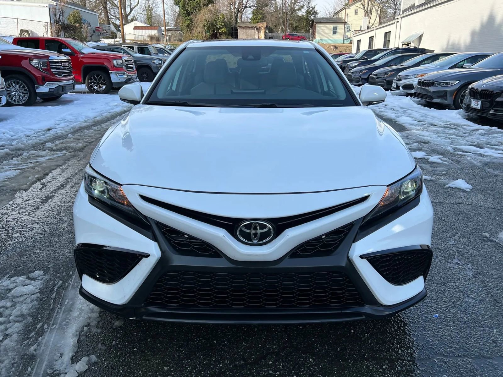 Used 2022 Toyota Camry SE image 2