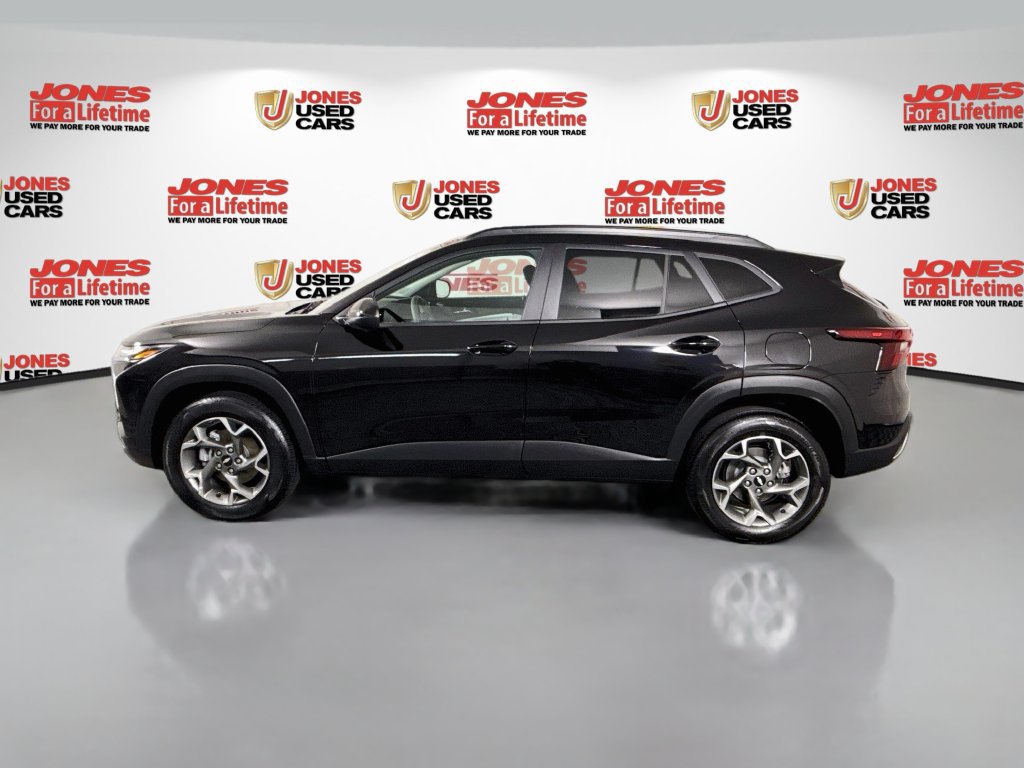 Used 2025 Chevrolet Trax LT w/ Sunroof Package FWD image 13