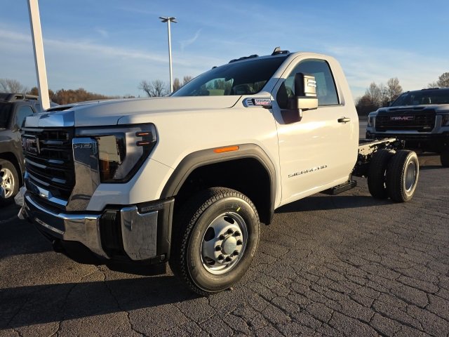 New 2026 GMC Sierra 3500 Pro image 3