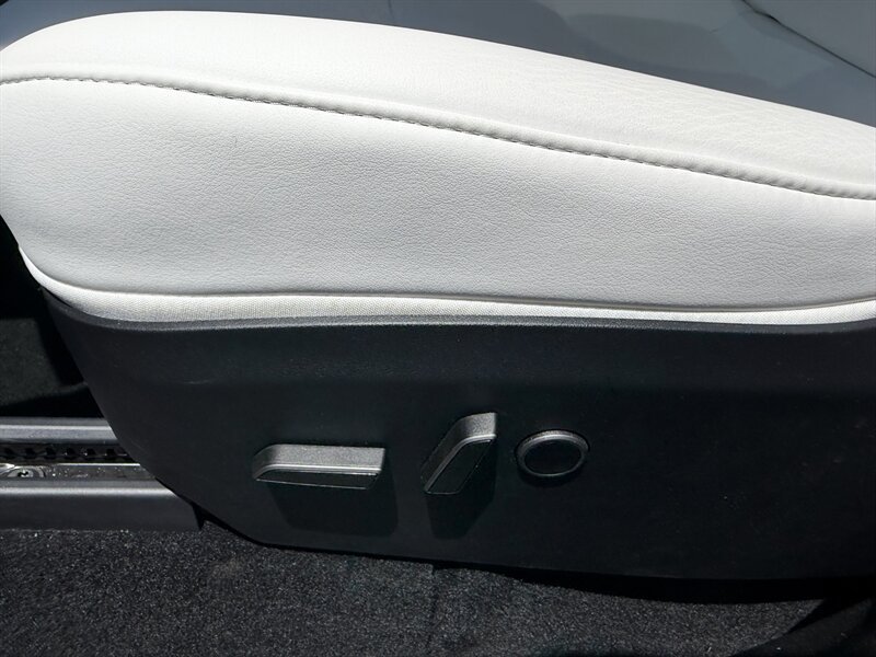 Used 2024 Tesla Model Y Long Range AWD/4WD image 11