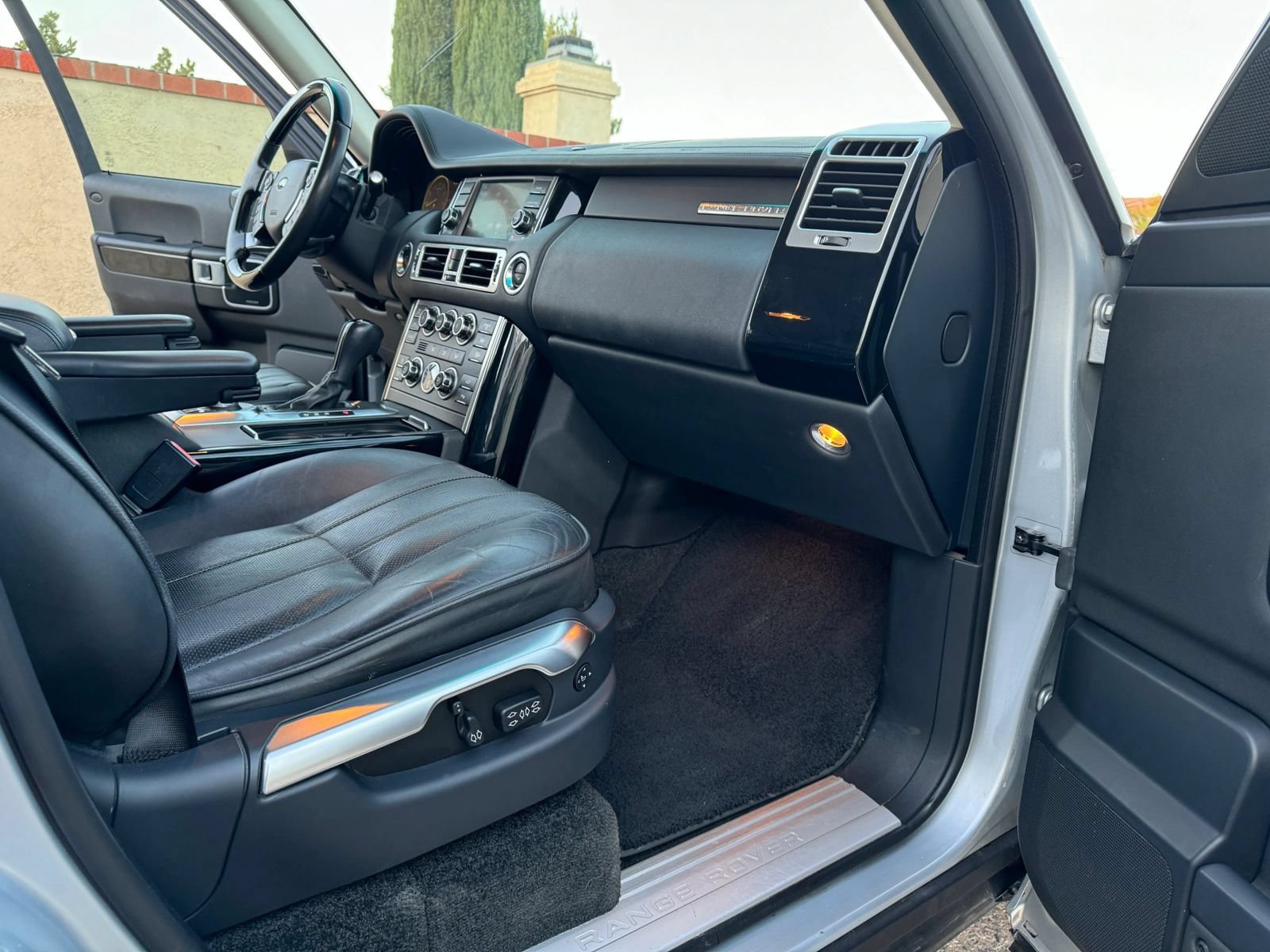 Used 2011 Land Rover Range Rover HSE LUX AWD/4WD image 7