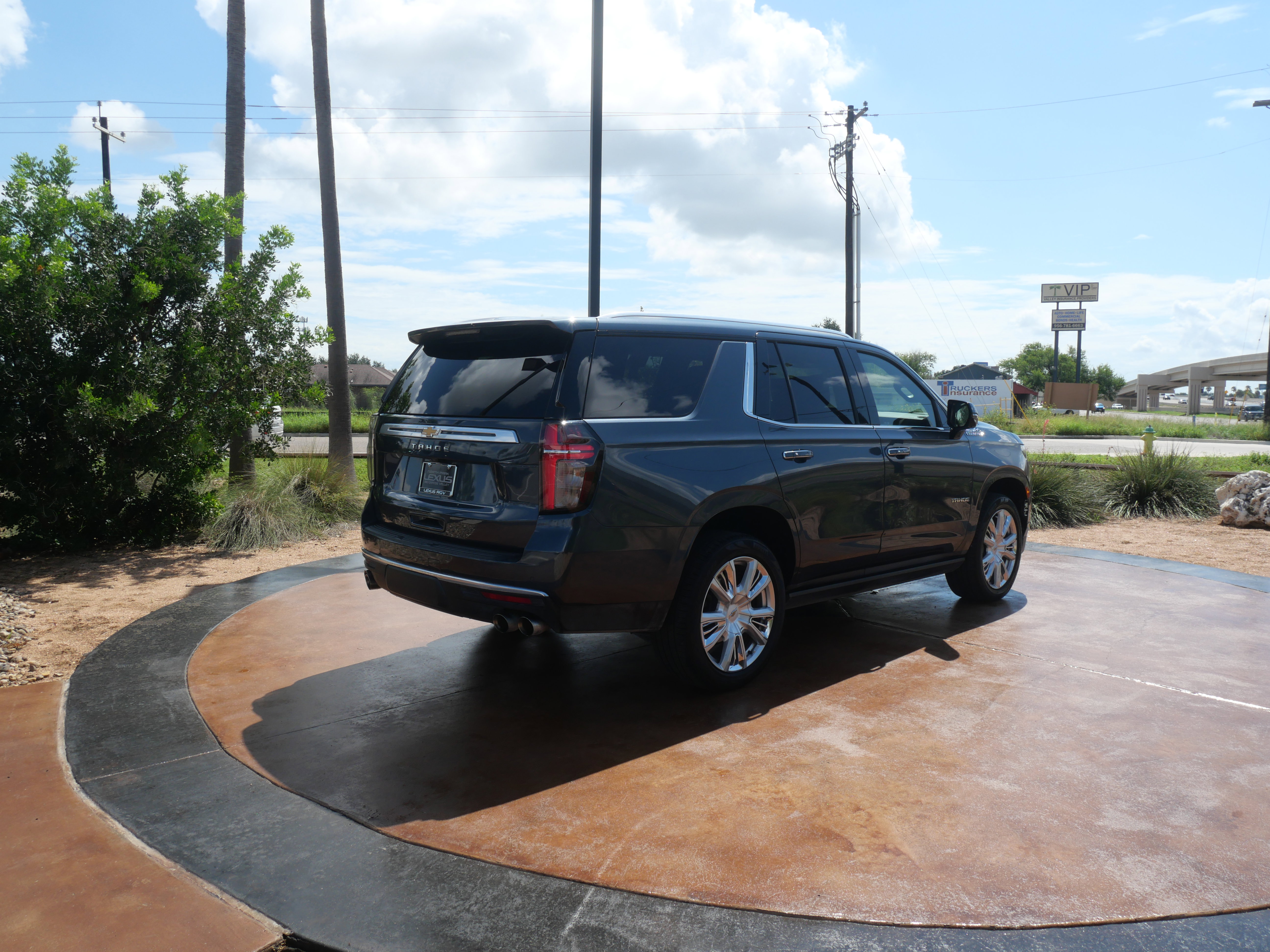 Used 2021 Chevrolet Tahoe High Country w/ Premium Package image 2