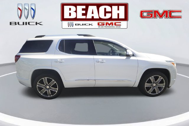 Used 2017 GMC Acadia Denali w/ Technology Package FWD image 2