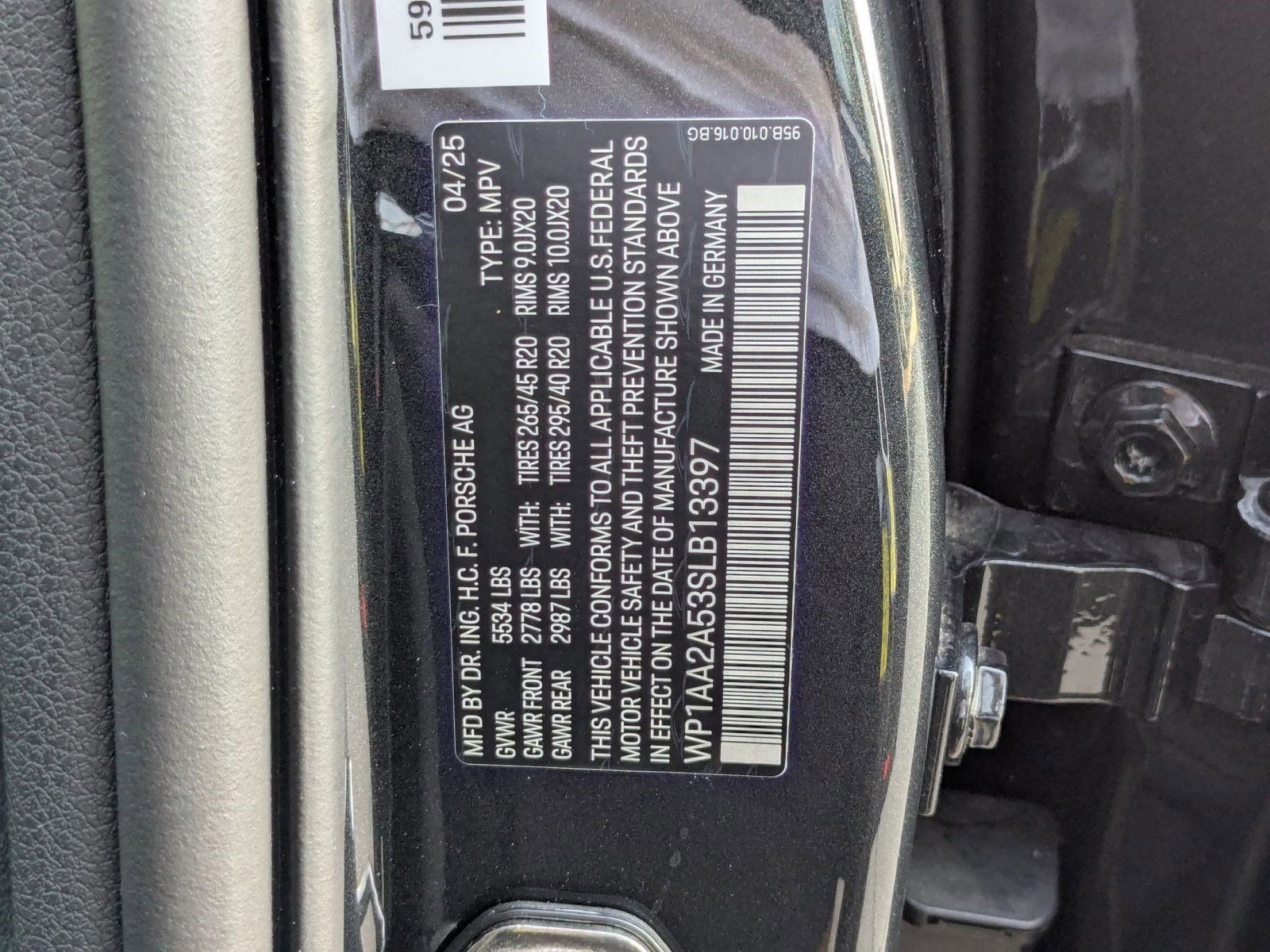 Certified 2025 Porsche Macan image 30