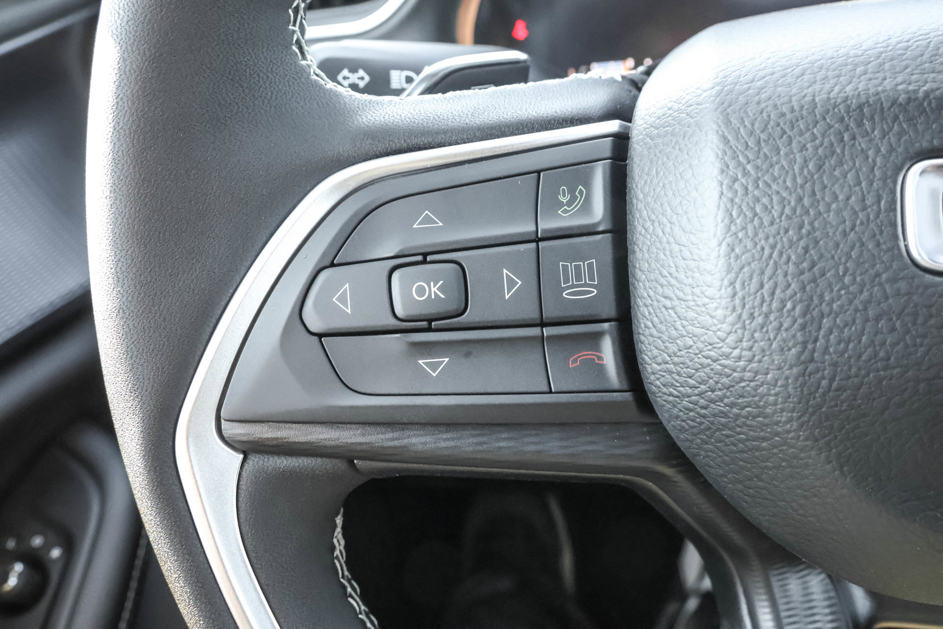 Used 2025 Jeep Grand Cherokee Altitude AWD/4WD image 25