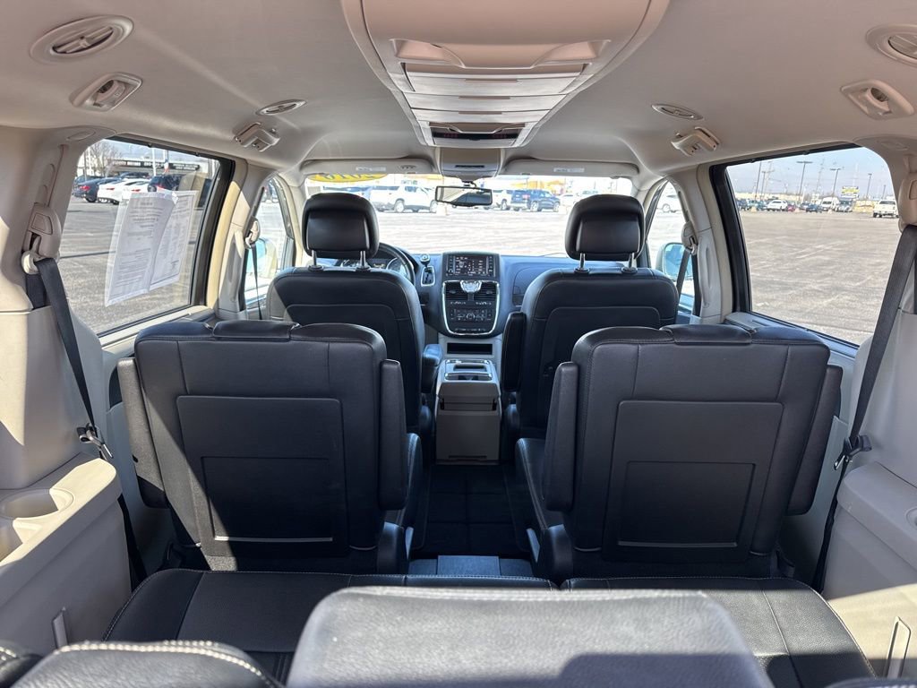 Used 2016 Chrysler Town & Country Touring-L w/ Driver Convenience Group image 32