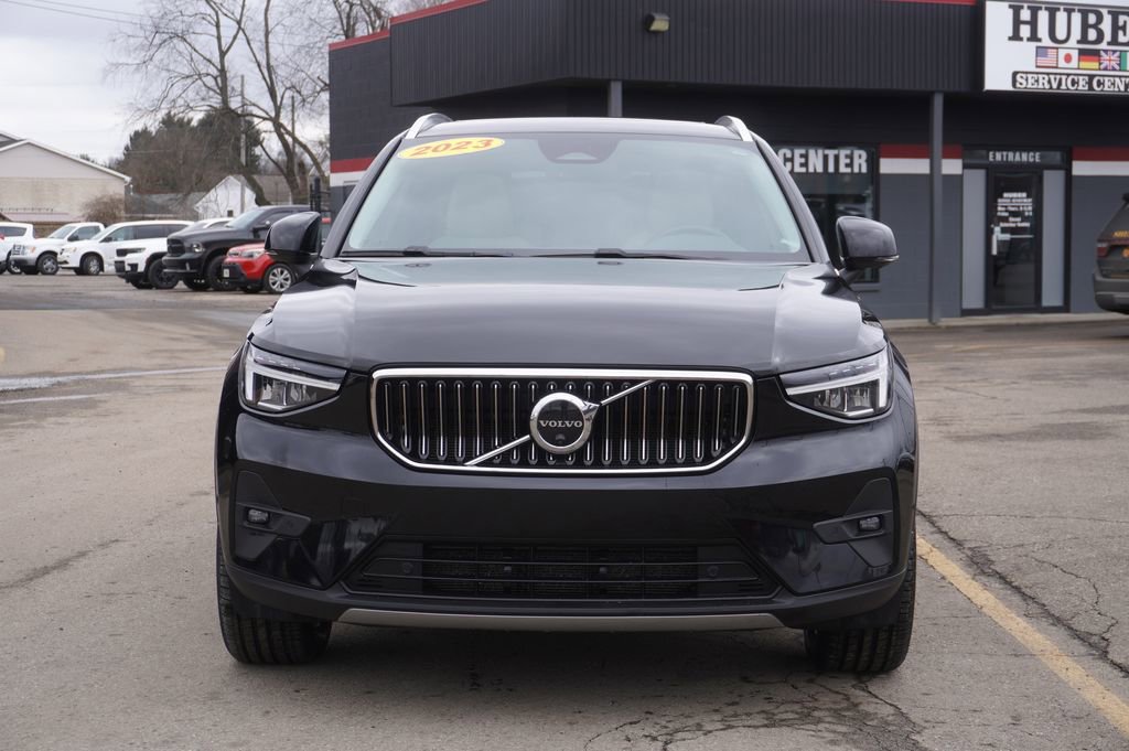 Used 2023 Volvo XC40 B5 Plus image 2