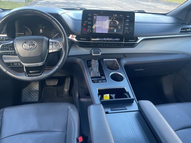 Used 2022 Toyota Sienna XSE image 3