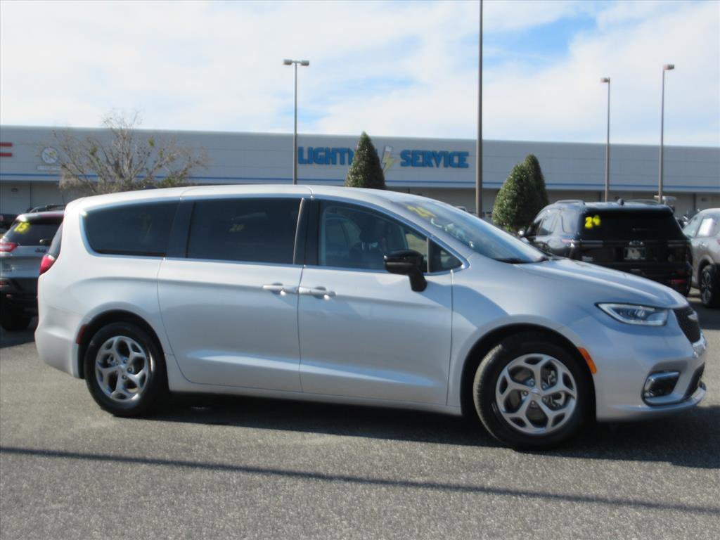 Used 2024 Chrysler Pacifica Limited image 2