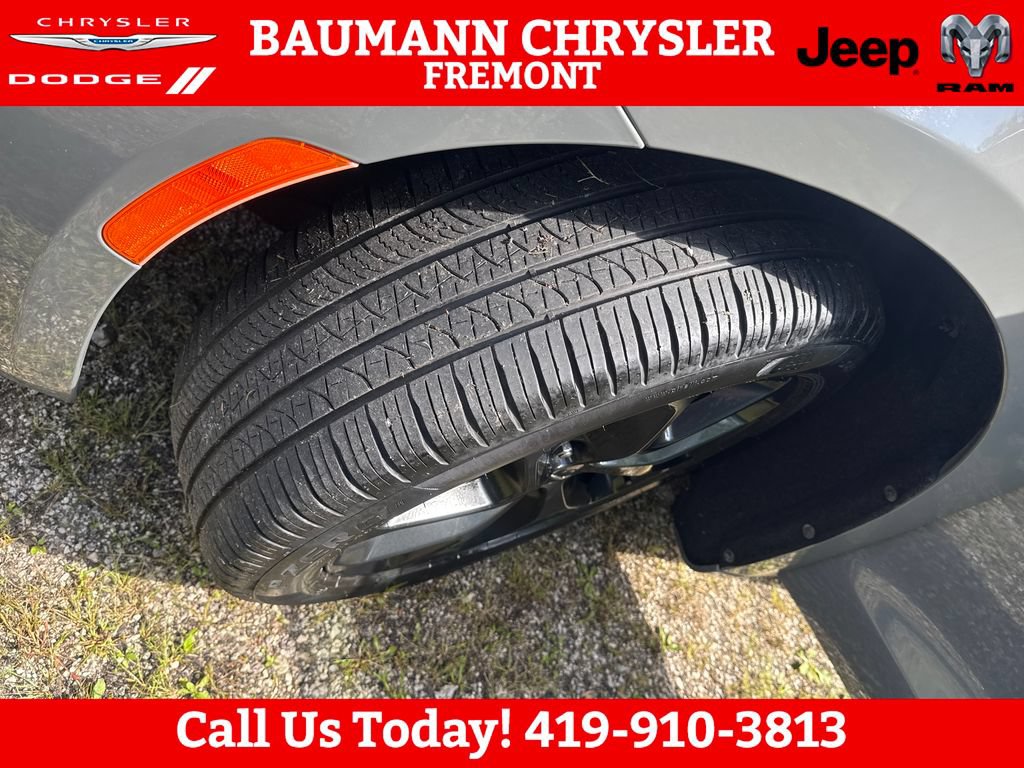 Used 2025 Chrysler Pacifica Limited FWD image 28