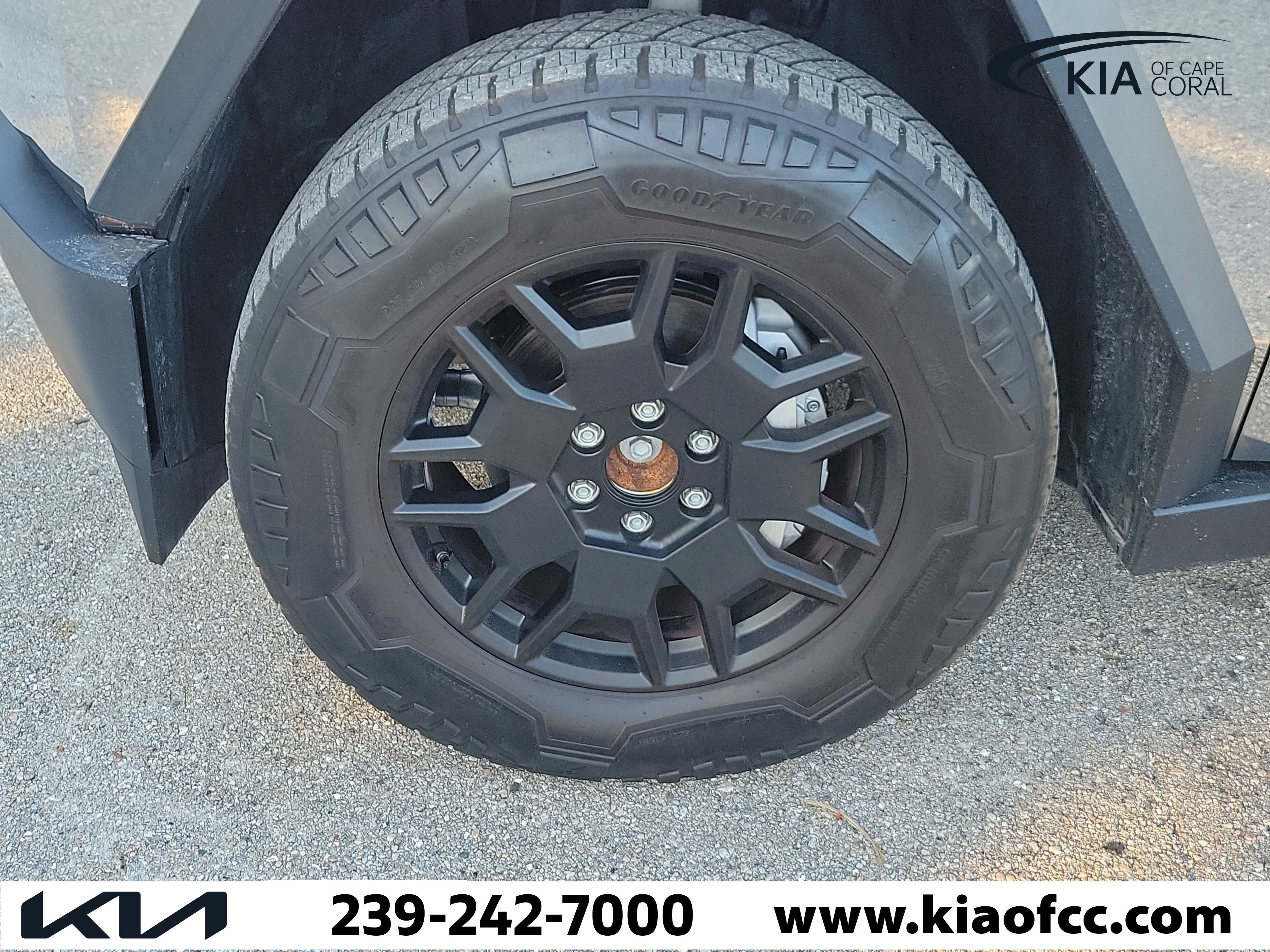 Used 2025 Tesla Cybertruck AWD Crew Cab image 4