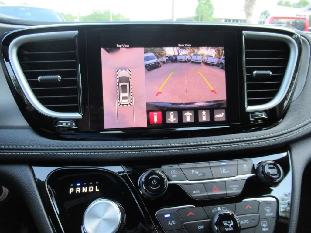 New 2027 Chrysler Pacifica Limited FWD image 29