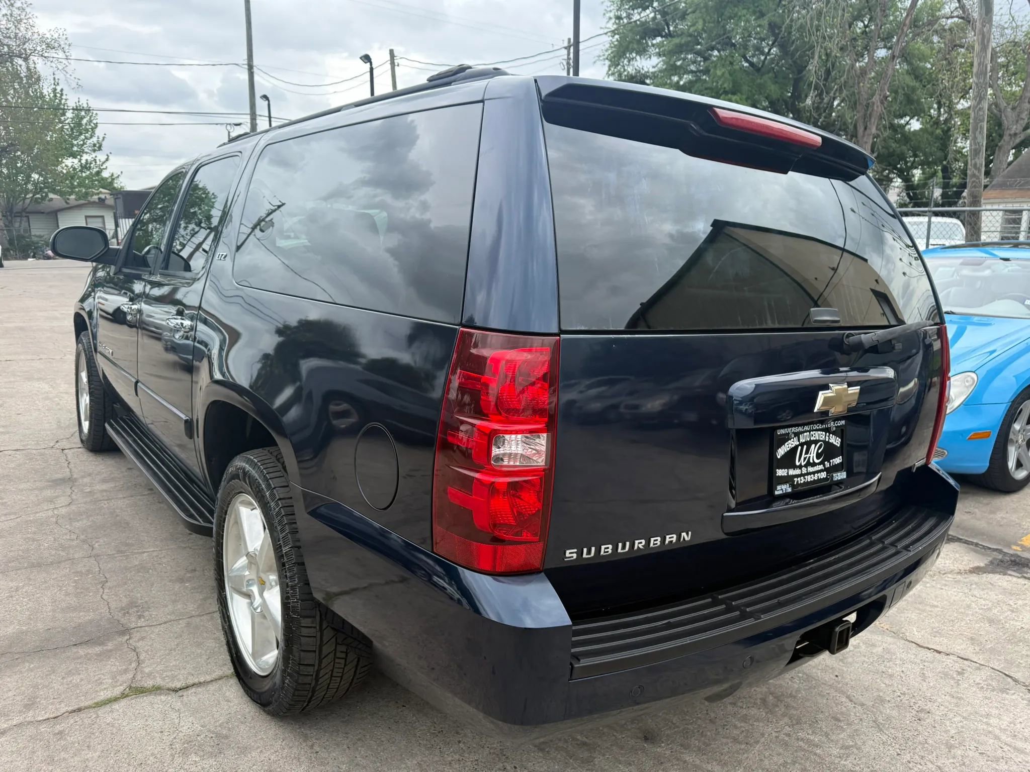 Used 2007 Chevrolet Suburban LTZ w/ LTZ Preferred Equipment Group RWD image 3