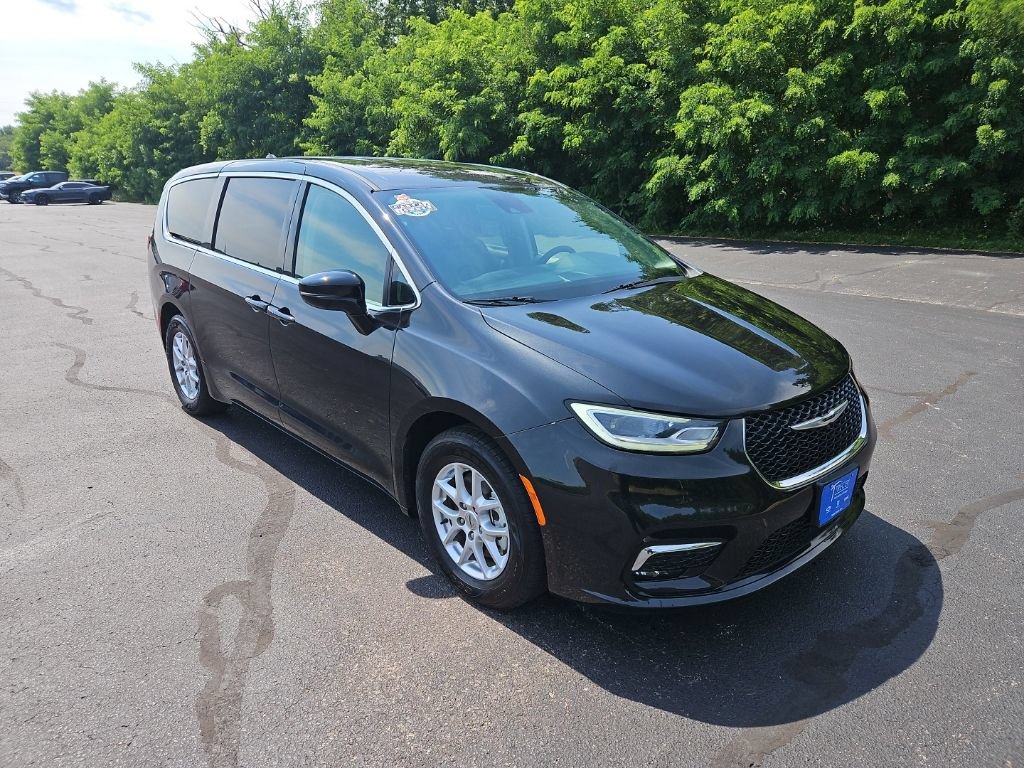 Used 2024 Chrysler Pacifica Touring-L FWD image 9